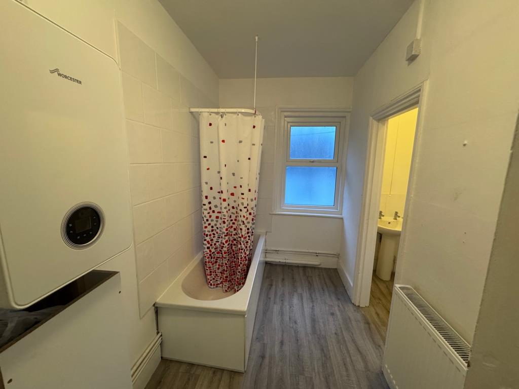 Lot: 129 - FREEHOLD ARRANGED AS TWO DWELLINGS WITH PARKING - 250a-bathroom